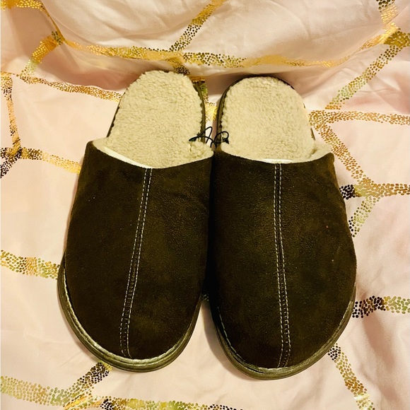 3/ $15 🌸 NWT! Cozy Brown Slippers, size 11M - Picture 2 of 6
